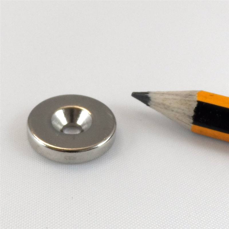 Anello Magnetico foro svasato Ø 18 x 4,3 x 5 mm Neodimio S-pole NdFeB N35 - tiene 4,3 kg